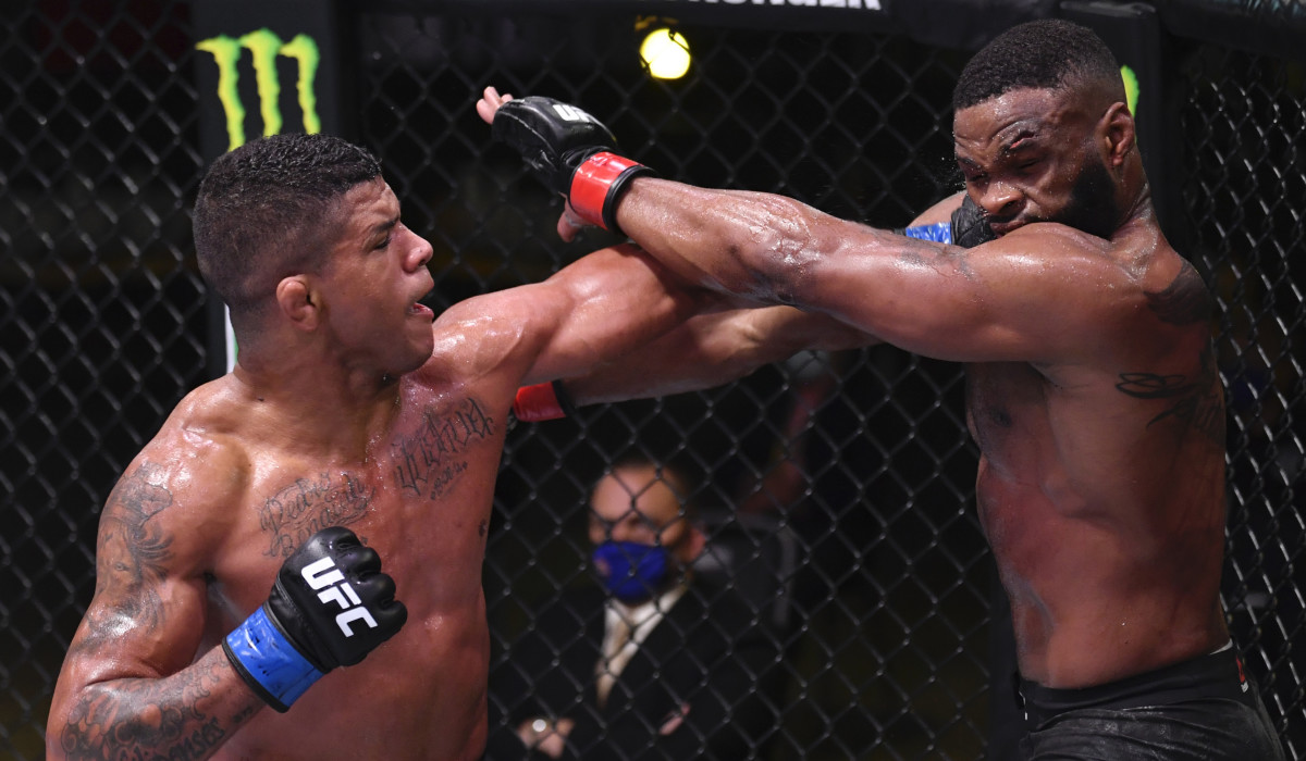 Gilbert Burns fights Tyron Woodley